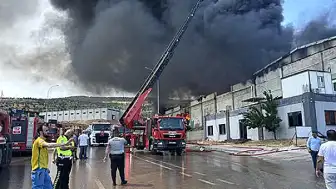 Gaziantep'te Tekstil Fabrikasında Yangın: Ekiplerin Müdahalesi Devam Ediyor