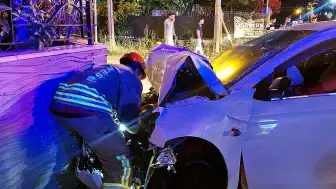 Hatay'da Duvara Çarpan Otomobilde 2 Yaralı: Kaza Anı Kask Kamerasına Yansıdı