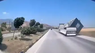 Hatay'da Fırtına Nedeniyle TIR'dan Konteyner Düştü, O Anlar Kameraya Yansıdı