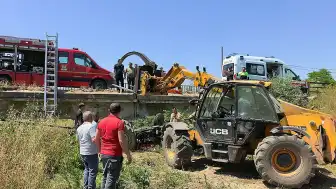 İnegöl'de Köprüden Düşen Traktörün Altında Kalan Sürücü Kurtarıldı