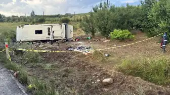 Isparta'da tur midibüsünün şarampole devrilmesi sonucu 4 kişi hayatını kaybetti, 26 kişi yaralandı