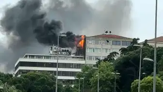 İstanbul Beyoğlu'nda 5 Katlı Binanın Çatı Katında Yangın Çıktı