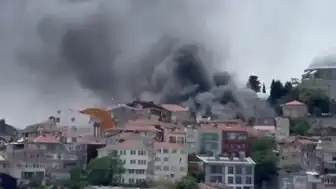İstanbul Fatih'te Bina Yangını: Araçlara Sıçradı