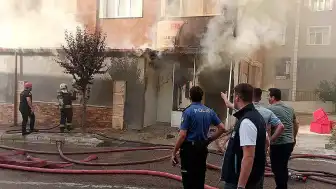 Kocaeli'de Yumurta Dükkanında Çıkan Yangına Dozerle Müdahale Edildi