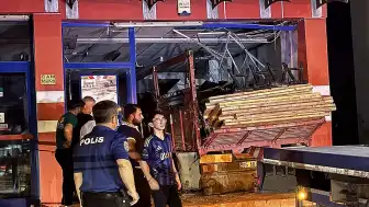Konya'da Market Kazası: Kamyon Sürücüsü Ağır Yaralandı