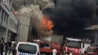 Konya'da Yatak Fabrikasında Yangın: 1 İtfaiye Eri Yaralandı