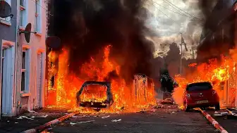 Kuzey İrlanda'da Şiddet Eylemleri: Araçlar Ateşe Verildi, Dükkanlara Zarar Verildi
