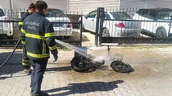 Lüleburgaz'da Seyir Halindeki Elektrikli Bisikletin Bataryası Patladı: Sürücü Yaralandı