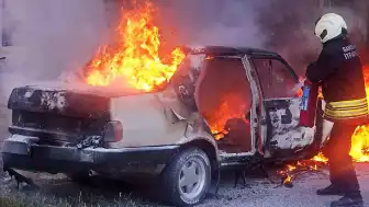 Samsun'da Kaportacı Dükkanında Kaynak Kıvılcımı Otomobili Ateşe Verdi