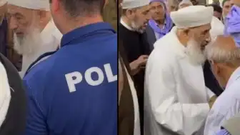 Şanlıurfa'da Bir Cami İmamının Elini Öpmek İçin Oluşan Kuyruk Tepki Çekti