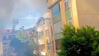 Tuzla'da Çatı Yangını Yandaki Apartmana Sıçradı