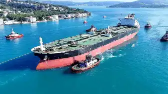 Ukrayna Saldırısında Hasar Gören Dev Tanker İstanbul Boğazı'ndan Geçirildi