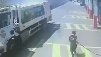 Yalova'da Seyir Halindeki Çöp Kamyonunda Çıkan Yangın İtfaiye İstasyonunda Söndürüldü