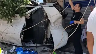 Adıyaman'da Trafik Kazası: Hafif Ticari Araç Elektrik Direğine Çarptı, 9 Yaralı