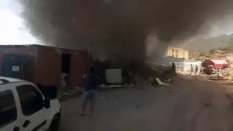 Balıkesir Sındırgı'da Konteyner Yangını: 9 Konteyner Kullanılamaz Hale Geldi
