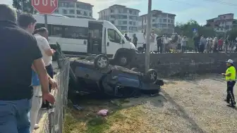 Bartın'da işçi servisi ile otomobil çarpıştı: Üç kişi yaralandı
