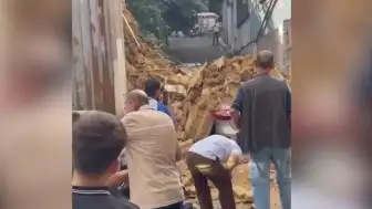 Beyoğlu'nda Metruk Bina Çöktü