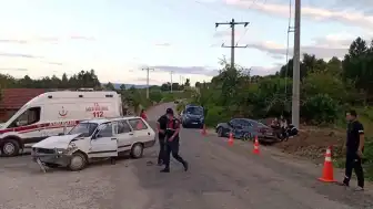 Bilecik Yenipazar'da iki otomobil çarpıştı: 10 yaralı
