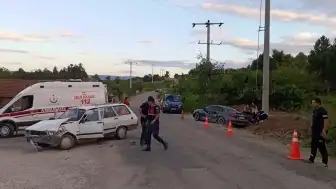 Bilecik Yenipazar'da İki Otomobil Çarpıştı: 10 Yaralı