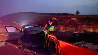 Ceyhan'da otoyolda emniyet şeridindeki TIR'a çarpan otomobilde 2 kişi hayatını kaybetti