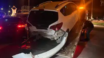 Çorum'da Otomobilin Park Halindeki Araca Çarpması Sonucu 4 Yaralı