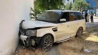 Elazığ'da Kontrolden Çıkan Cip Kaldırıma Çarptı: 2 Yaralı