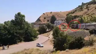 Elazığ'da Yolcu Treni ile Otomobil Çarpıştı: Kaza Anı Kamerada