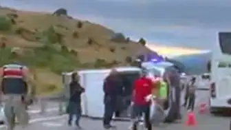 Erzincan-Erzurum Kara Yolunda Minibüs Devrildi: 16 Yaralı