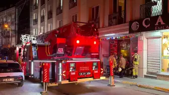 Esenyurt'ta otel yangını: Mahsur kalan müşteriler merdivenle tahliye edildi