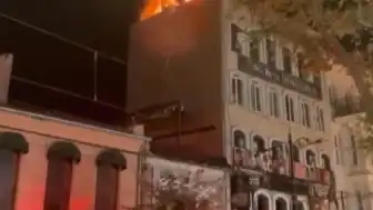 Fatih'te bir binanın çatısındaki baz istasyonunda yangın çıktı
