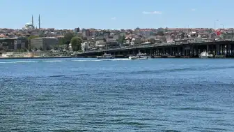 Haliç'te Tur Teknesi Köprü Ayağına Çarptı: Bir Personel Denize Düştü