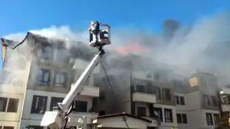 Hatay Hassa'da Yangın: 2 Binanın Çatısı Hasar Gördü