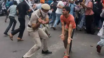 Hindistan'da Z Kuşağı Hükümete İstifa Çağrısı Yapıyor: Sınav Skandalı ve Polis Müdahalesi Tepki Çekti