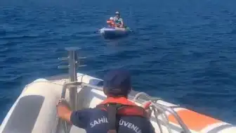 İzmir Foça Açıklarında Denizde Mahsur Kalan 1 Yetişkin ve 1 Çocuk Kurtarıldı