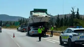 İzmir'de Sıra Dışı Kaza: Otomobil Tekne Taşıyan Çekiciye Çarptı