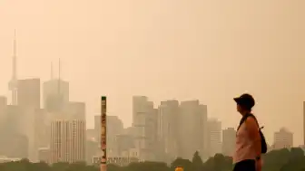 Kanada'daki Orman Yangınlarının Dumanları Toronto ve ABD Sınırlarına Ulaştı