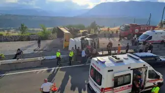 Karabük'te Çakıl Yüklü Tır Devrildi: 1 Yaralı
