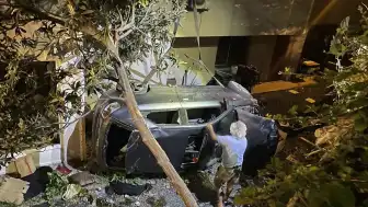 Kocaeli Gölcük'te Otomobil Apartman Boşluğuna Devrildi: 2 Yaralı