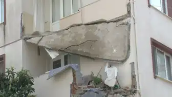 Küçükçekmece'de 5 Katlı Binanın Balkonu Çöktü: Bina Tahliye Edildi