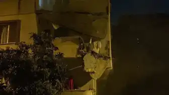 Küçükçekmece'de Balkonları Çöken Bina Tahliye Edildi