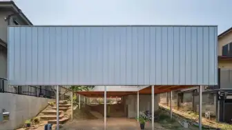 Nagoya'daki House in Shinokaze Projesi Eğimli Araziyi Tasarıma Dahil Ediyor