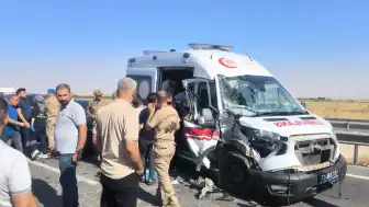 Nusaybin'de Ambulansın Karıştığı Zincirleme Trafik Kazası: 3 Yaralı