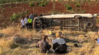 Şanlıurfa'da Tarım İşçilerini Taşıyan Minibüs Devrildi: 22 Yaralı