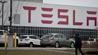 Tesla Sürücüsü Kazadan Önce Gaz Pedalına Tam Bastı: FSD Devre Dışı Kaldı