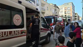 Manisa'nın Turgutlu ilçesinde çatı yangını: 2 çocuk dumandan etkilendi