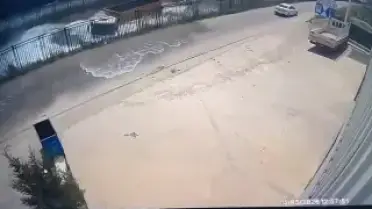 ADANA'da Hafriyat TIR'ı Sulama Kanalına Düştü: Sürücü Hafif Yaralandı