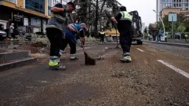 Ankara'da Şiddetli Rüzgar Nedeniyle İki Araç Hasar Gördü