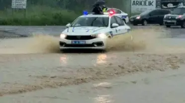 Bartın'da Irmak Taştı, Kara Yolu Ulaşıma Kapandı
