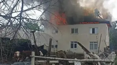 Burdur'da Bir Kişi, Önce Taksiyi Götürmeye Çalıştı, Ardından Ailesinin Evini Yaktı