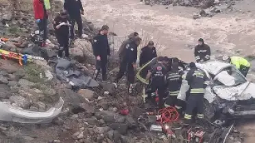 Erzincan'da Dereye Yuvarlanan Otomobilde 2 Kişi Hayatını Kaybetti, 1 Kişi Yaralandı